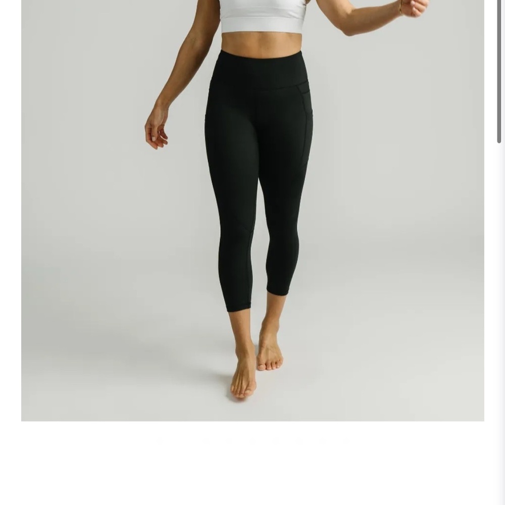 Black Pocket Light n Tight Hi-rise Capri 20"